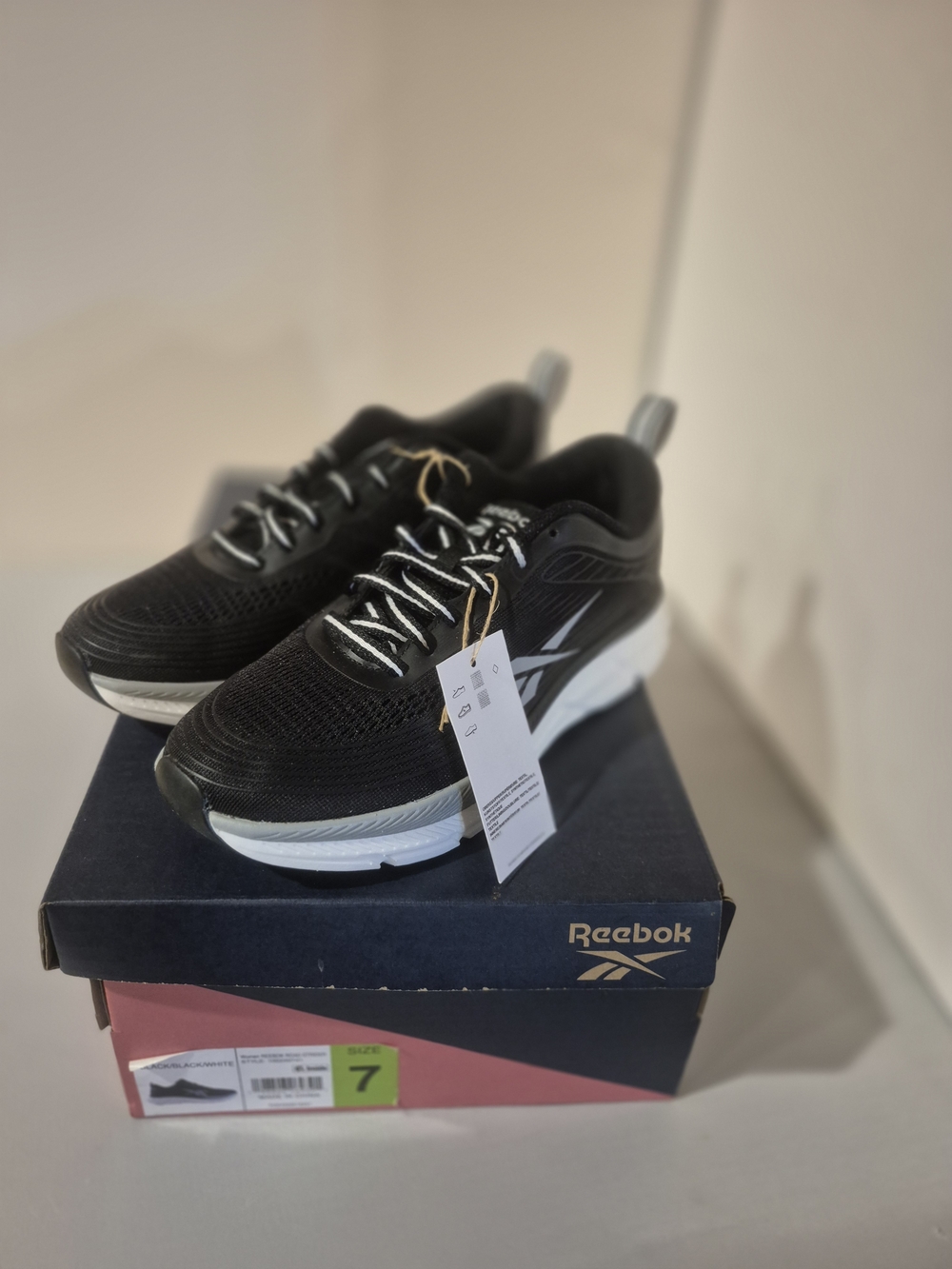 Reebok Women's Black and White Athletic Running Shoes New In Box Size 7.